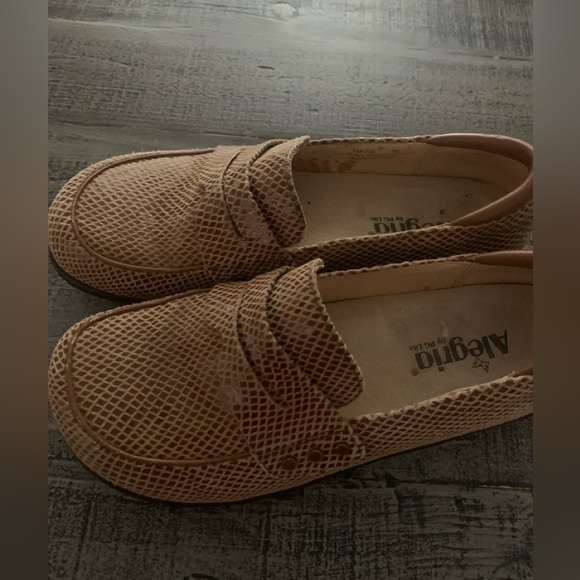 Algeria Taylor Pro Tan Glossy Snake Print Penny Loafer Ladies Shoe Size 8.5 - Picture 6 of 10